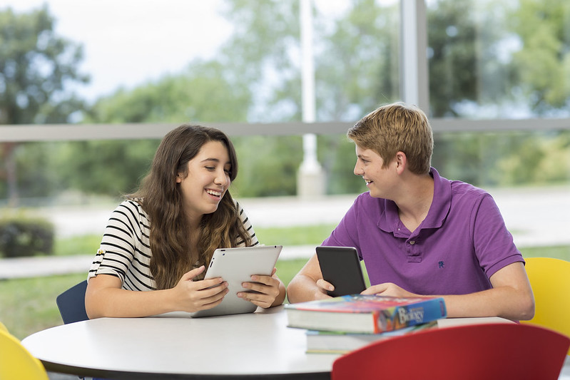 Estudiantes conversando en campus UDD