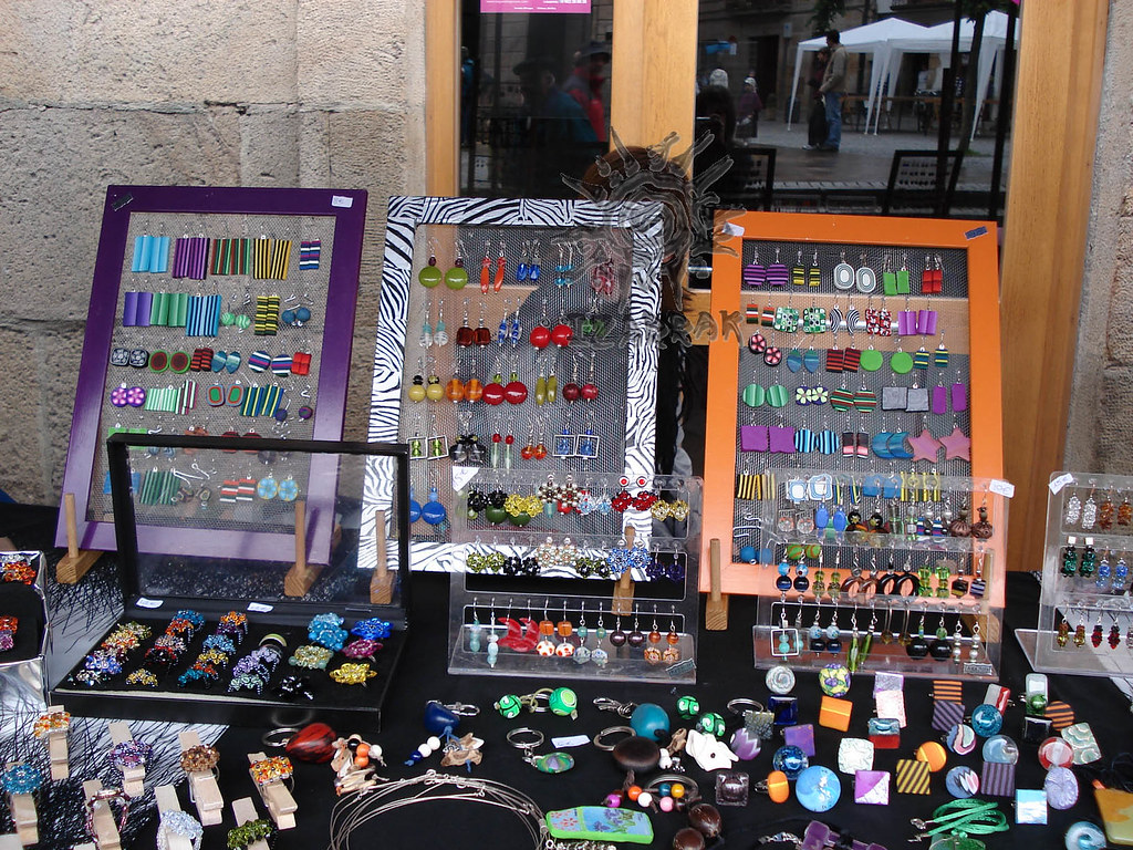 Fotografia de un stand de joyas artesanales en una feria